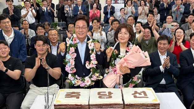 당선 기뻐하는 박완수 후보