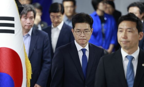 선거 사무실 들어서는 정원오