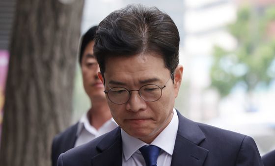굳은 표정으로 캠프 도착한 정원오 후보