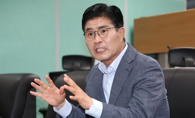 답변하는 이원택 민주당 전북도지사 당선인