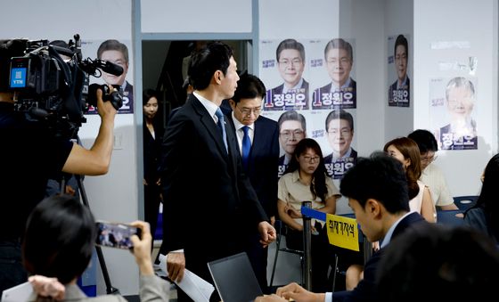 선거캠프서 낙선 인사하는 정원오
