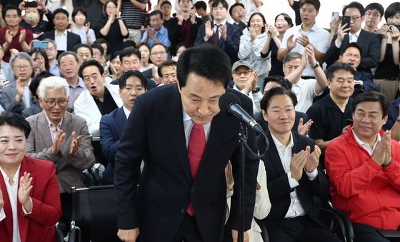 고개 숙여 인사하는 오세훈