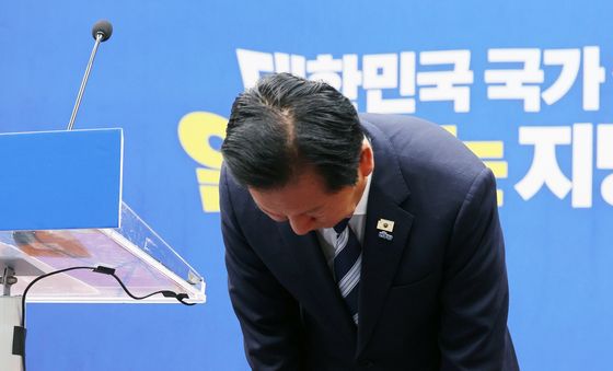 인사하는 정청래 대표
