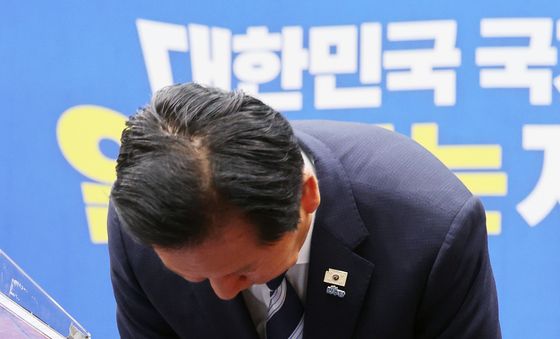 인사하는 정청래 더불어민주당 대표