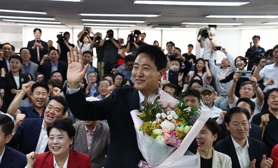 꽃다발 받고 인사하는 오세훈
