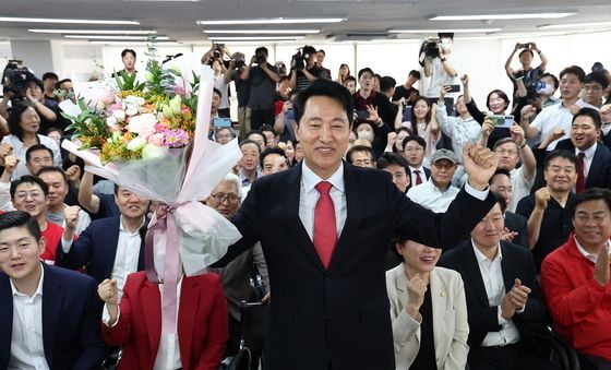 환호하는 오세훈 후보