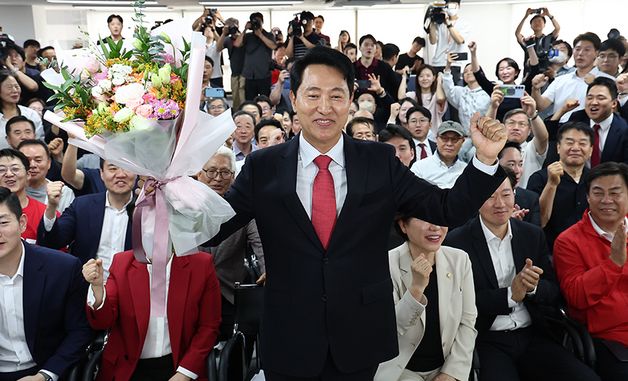 꽃다발 받고 환호하는 오세훈