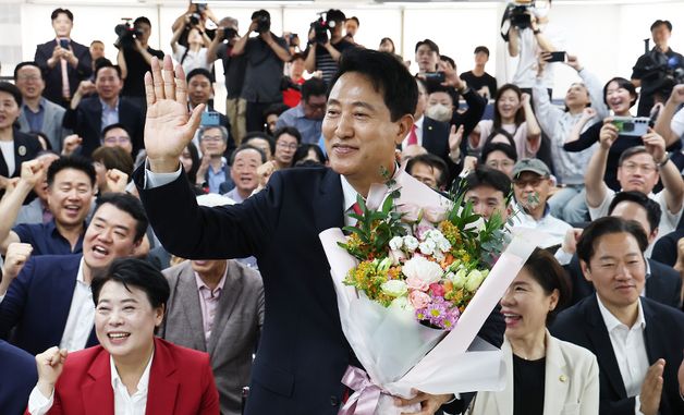 밝은 표정으로 인사하는 오세훈