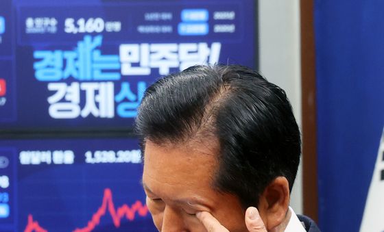 얼굴 만지는 정청래 대표