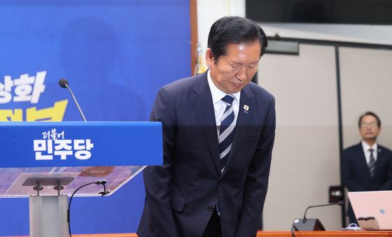 인사하는 정청래 더불어민주당 대표