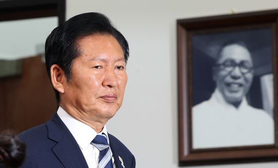 지선 결과 기자회견 위해 이동하는 정청래 대표