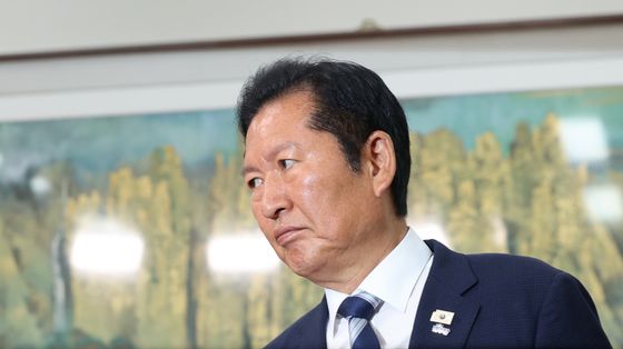 지선 결과 기자회견 위해 이동하는 정청래 대표