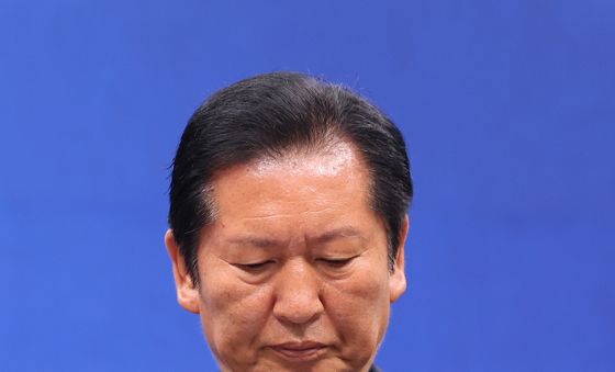 마이크 만지는 정청래 대표