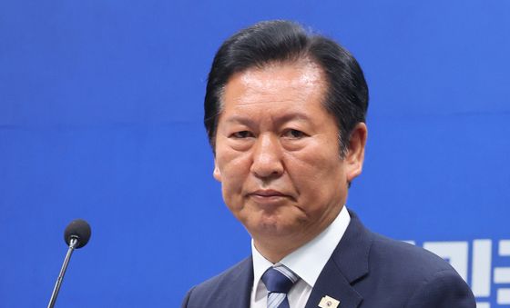 기자회견 마치고 이동하는 정청래 대표