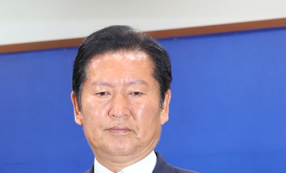기자회견 마치고 이동하는 정청래 대표