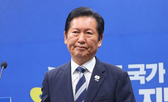 기자회견 마치고 퇴장하는 정청래 대표