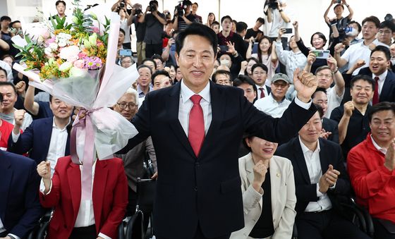 '서울시장 당선' 오세훈, 꽃다발 들고 환호