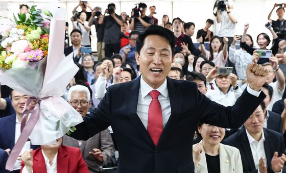 '서울시장 당선' 오세훈, 꽃다발 들고 환호