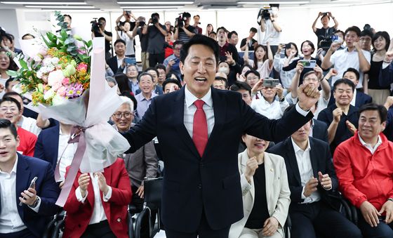 오세훈, 출구조사 뒤집고 서울시장 당선
