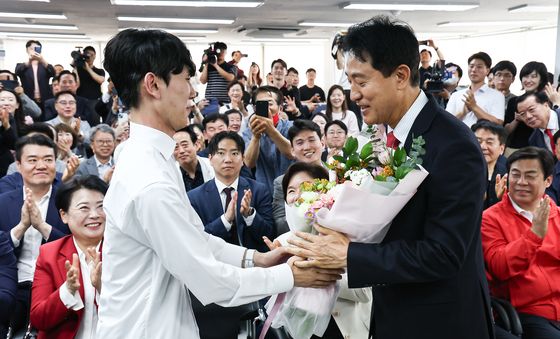 꽃다발 받는 오세훈 후보
