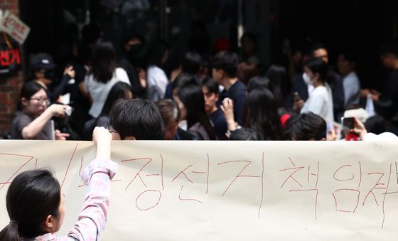 투표함 이송 지연된 잠실 투표소에 몰린 시위대