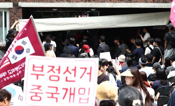 입구 봉쇄된 잠실7동 투표소