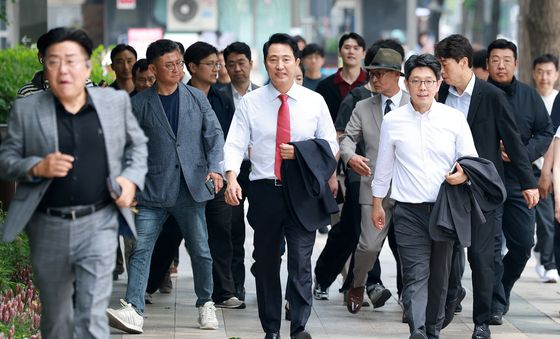 서울시청으로 향하는 오세훈 당선인