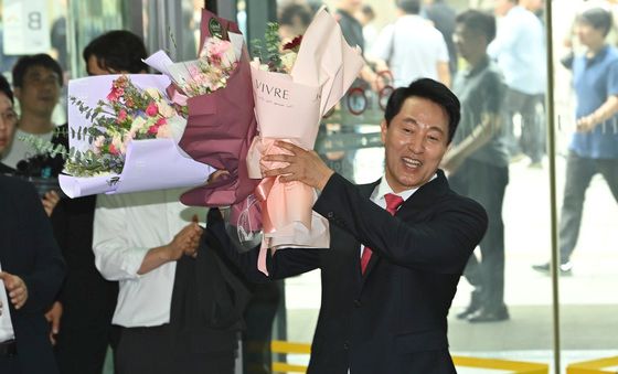 시청에서 꽃다발 받는 오세훈