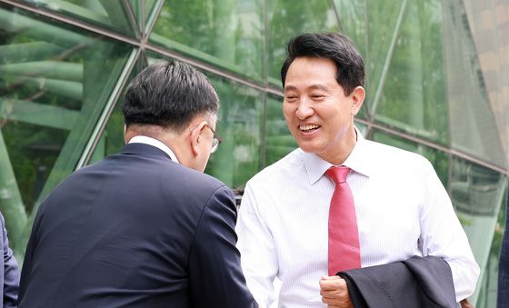 시청 직원에게 축하받는 오세훈 당선인
