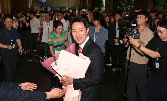 오세훈 당선인 '서울시청 직원들에게 받은 축하 꽃다발 안고'