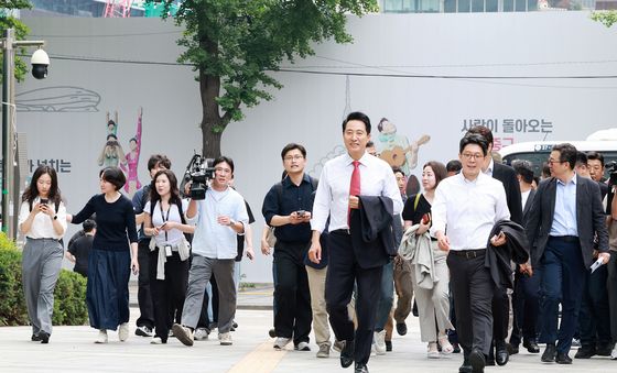 서울시청 향하는 오세훈 당선인