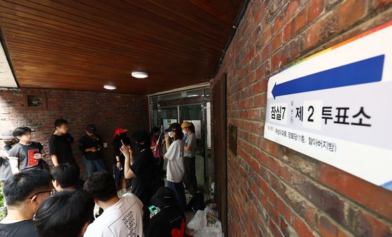 2천표 묶인 잠실 투표소, 계속되는 대치 상황
