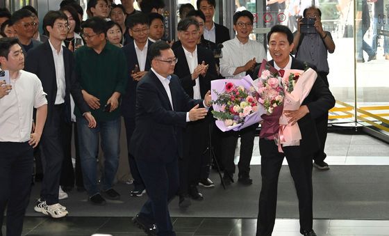 오세훈 당선인 '당선 축하 꽃다발 안아들고'