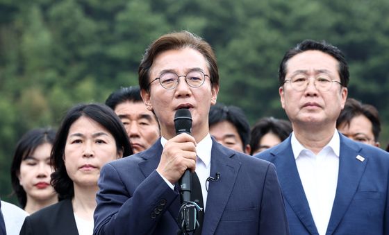 취재진 질문에 답변하는 전재수 당선인
