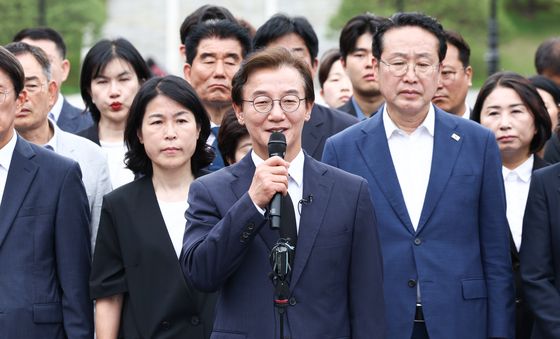미소 짓는 전재수 당선인