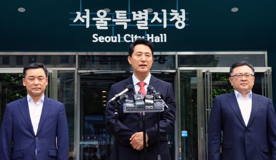 서울시청 찾은 오세훈 당선인