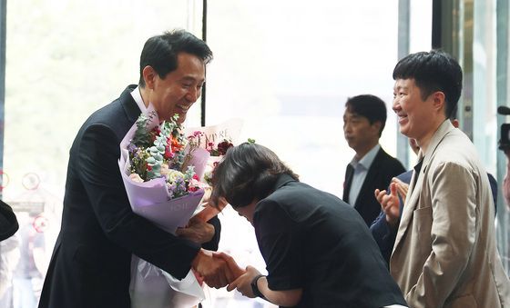 시청 직원들과 인사 나누는 오세훈 당선인