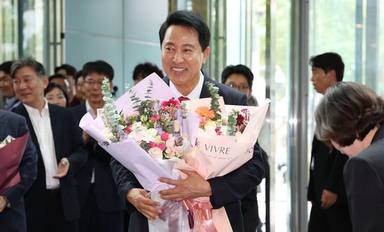 오세훈 당선인 '시청 직원들과 나누는 당선의 기쁨'