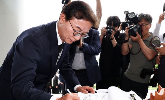 충렬사 참배 마치고 방명록 작성하는 전재수