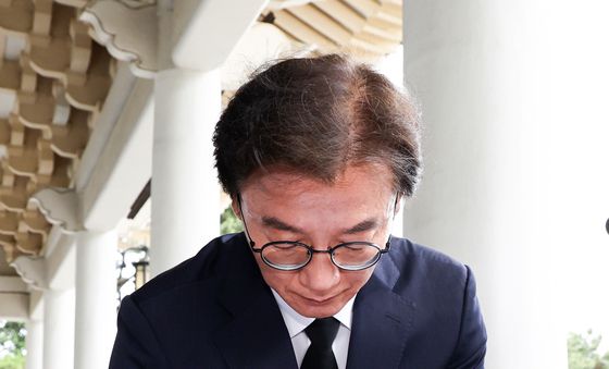 방명록 작성하는 전재수 당선인