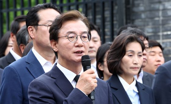 취재진 질문에 답변하는 전재수 부산시장 당선인