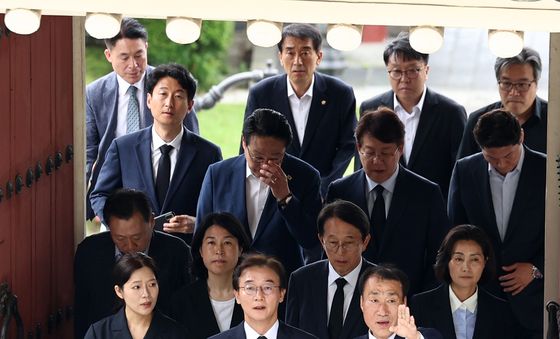 당선 후 첫 일정으로 충렬사 찾은 전재수 당선인