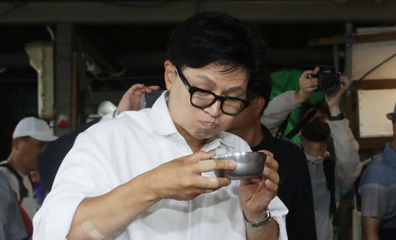 구포시장서 콩국 맛보는 한동훈 당선인