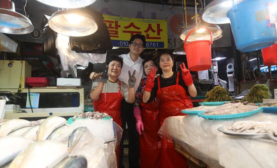 구포시장 상인에게 감사 인사 전하는 한동훈 당선인