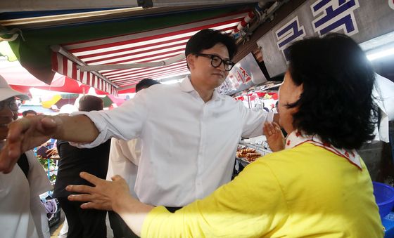 구포시장 상인과 포옹하는 한동훈 당선인