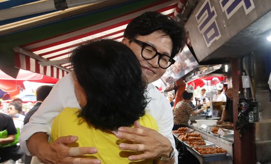 '국회 입성' 한동훈, 구포시장 상인과 포옹