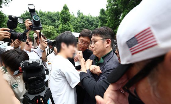 2천표 묶인 잠실 투표소 앞 격해지는 갈등