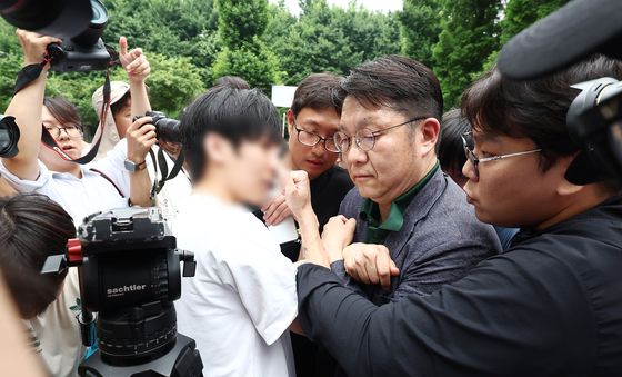 2천표 묶인 잠실 투표소 앞 격해지는 갈등