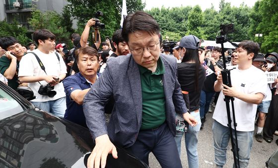 2천표 묶인 잠실 투표소 앞 격해지는 갈등