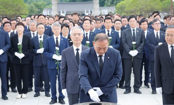 5.18참배하는 김원이 민주당 도당위원장